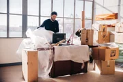 Luca (Lino Guanciale) ist in seinem alten Büro in der Werft und sieht sich um.