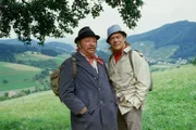 Prof. Brinkmann (Klausjürgen Wussow, r.) trifft beim Besuch in seiner Berghütte Boris (Gustl Bayrhammer, l.), der auf der Durchreise ist, mit dem er sich aber bald blendend versteht.