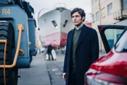 Luca (Lino Guanciale) geht wieder auf die Werft, um seiner Arbeit nachzugehen.
