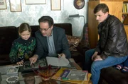 Anna (Ziva-Maria Faske, l.) interessiert sich für ihre Oma Dunja Hausmann. Hans (Uwe Kockisch, M.) zeigt seiner Enkelin Familienfotos, Martin (Florian Lukas, r.) schaut zu.