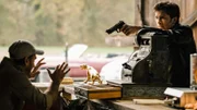 Maik (Slavko Popadic, re.) überfällt die Tankstelle von Mehmet Ösker (Cem Ali Gültekin).