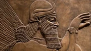 Antikes Relief eines assyrischen Gottes
