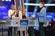 Moderator Jörg Pilawa (r.) mit den Kandidat:innen des Teams "Schlager": Schlagersänger Matthias Reim (l.) mit Ehefrau Christin Stark (2.v.l.), Schlagersängerin.