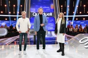 Moderator Jörg Pilawa mit den Kandidat:innen des Teams "Schlager": Schlagersänger Matthias Reim mit Ehefrau Christin Stark, Schlagersängerin.