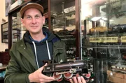 Die Aura alter Blech-Eisenbahnen und Puppen weckt die Sehnsucht nach einer heilen Welt. Mindestens zu Weihnachten wurden die schönsten Stücke vom Dachboden geholt und ergänzt. Nichts kam weg. Darum schlummert auch heute noch vieles in Museen und bei privaten Sammlern. Einige dieser Menschen lernen wir näher kennen. Was sie eint, ist ungetrübte kindliche Leidenschaft. - Daniel Fleischhacker sammelt Blech-Eisenbahnen.