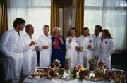 Katarina verabschiedet sich von ihren Kollegen. Sie verlässt die Klinik (Sascha Hehn, Horst Naumann, Karl Walter Diess, Karin Eckhold, Ilona Grübel, Franz Rudnick, Gaby Dohm, Klausjürgen Wussow).
