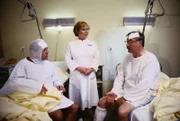 Oberschwester Hildegard (Eva Maria Bauer) muss wieder einmal aufkommenden Streit zwischen Kritz (Bruno Dallansky, l.) und Dr. Basler (Rolf Schimpf, r.) beilegen.