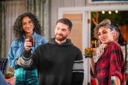 (v.li.): Greta Onieogou (Layla Keating), Cody Christian (Asher Adams), Chelsea Tavares (Patience).
