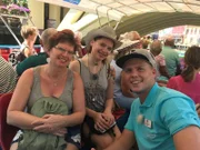 Die Passagiere Momo und Patty (Mutter und Tochter) bei ihrer Panorama-Fahrt auf einer Bootstour durch die Bucht von Malakka, hinein auf dem Malakka River in das historische Zentrum der Stadt. Mit im Bild ist Reiseleiter Moritz.