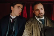 Max Liebermann (Matthew Beard, l.) und Oskar Reinhardt (Juergen Maurer, r.) haben verschiedene Theorien zum aktuellen Fall.