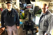 Hanspeter Landenberger, links, werkelt seit fast 60 Jahren in jeder freien Minute an Dampflokomotiven herum. Sein Sohn Stefan ist oft mit von der Partie.
