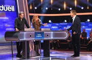 Moderator Jörg Pilawa (r.) mit den Kandidat:innen des Teams "Kamera": Dem Schauspieler Stefan Jürgens (l.) und die Schauspielerin Esther Schweins (M.).
