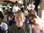 Schreinerpraktikant Moritz und Sekretärin Isabella auf dem Weg an den Strand zum Töpfern in Trincomalee/Sri Lanka.