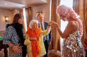Sarah Barnaby (Fiona Dolman, l.) und Rechtsmedizinerin Fleur Perkins (Annette Badland, 2.v.l.) sind fasziniert von Malik Paynes (Felix Kai, r.) Darbietungen als Dragqueen. John Barnaby (Neil Dudgeon, 2.v.r.) kann diesem Zauber nur wenig abgewinnen.