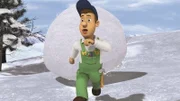 Mike versucht, sich vor einer riesigen Schneeballkugel zu retten.