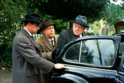 Professor Terry-Kane (Dudley Sutton, re.) in der Gewalt von Kidnappern. (Name unbekannt).