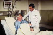 Der Patient Willi Anschütz (Klaus Havenstein, l.) soll am Blinddarm operiert werden. Aber je näher der Termin rückt, desto mulmiger wird ihm ums Herz. Prof. Brinkmann (Klausjürgen Wussow) versucht ihn zu überzeugen, dass er die Operation dringend benötigt.