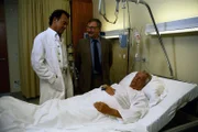Der Patient Sebastian Storch (Carl Heinz Schroth) ist ein Original. Er will sich unter keinen Umständen von seinem Geldkoffer trennen. (Klaus Jürgen Wussow, li., Rolf Schimpf, Mi.)
