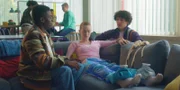 Jack (Sam Darius, l.) und Benoit (Étienne Moana, r.) kümmern sich um Mia (Abigail O'Regan, M.), die zu lange trainiert hat und nun vor Schmerzen in den Beinen kaum noch laufen kann.