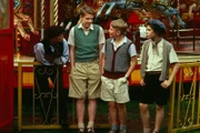 Julian (Marco Williamson, 2.v.l.), Dick (Paul Child, 3.v.l.) und Jo, das Gypsy-Mädchen (Vanessa Cavanagh, re.) erzählen ihrem Freund Spikey (Lee Barratt, li.), daß George gekidnappt worden ist.