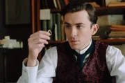Max (Matthew Beard) betrachtet den Verlobungsring von Clara.