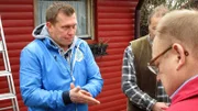 Trödelprofi Otto Schulte verhandelt mit einem Interessenten