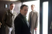 Mordverdacht: Hans Kupfer (Uwe Kockisch, M.) wird zu Hause verhaftet.