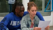Obwohl Amelie Saschas Brief vor Lennart versteckt, findet er diesen und beginnt neugierig zu lesen. Bevor Amelie ihm den Brief wieder entreißen kann, hat Lennart genug gesehen, um seine Verlobte zu überzeugen, selbst einen Blick zu wagen.