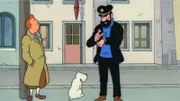 Tim (l.), Struppi und Kapitän Haddock (r.) werden von bordurischen Agenten verfolgt, die Professor Bienlein entführt haben. Um ihn zu retten, reisen sie nach Bordurien, wo sie von Polizisten belagert werden. Sie müssen die Verfolger abschütteln, um den Professor aus einer schwer bewachten Festung zu befreien.