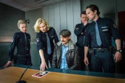 Nicht nur Franzi (Rhea Harder-Vennewald, l.), Hans (Bruno F. Apitz, 2.v.r.) und Mattes (Matthias Schloo, r.) sind sprachlos. Auch Morten Bender (Karsten Mielke, M.) war nicht bewusst, dass es sich bei der Frau, die er für Melanie (Sanna Englund, 2.v.l.) hielt, um eine Doppelgängerin handelt.