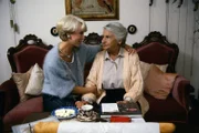 Frau Meis (Karin Eckhold, l.) kümmert sich aufopfernd um Frau Kreißler (Else Quecke, r.), für die sie eine starke Sympathie empfindet.
