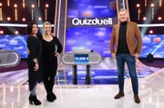 Moderator Jörg Pilawa (r.) mit den Kandidatinnen des Teams "Schmutzler": Der Schauspielerin Claudia Schmutzler (l.) und deren Tochter Charley Schmutzler (2.v.l.), Musikerin und Sängerin.