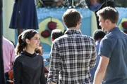 Während Zoe (Rachel Bilson, l.) finanzielle Hilfe bei Brick sucht, soll Wade (Wilson Bethel, r.) bei Joel (Josh Cooke, M.) für einen Geldsegen sorgen ...