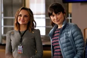 (v.l.n.r.) Maxine (Rachael Leigh Cook); Eloise Brenner (Annamarie Kasper).