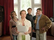 Im Beisein von Romy (Kristin Meyer, l.) und dem Kripobeamten Schubert (Karl-Fred Müller, r.) liest Nadja (Marion Kracht, 2.v.l.) Drohbriefe, die ihr Ex-Mann Leonard (Bernhard Bettermann, 2.v.r.) von Klienten erhalten hat. Ist Max etwa entführt worden?