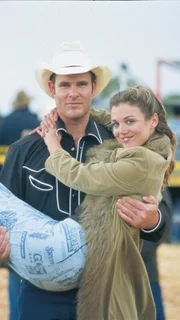 Tess Silverman McLeod (Bridie Carter) und Alex Ryan (Aaron Jeffrey). Die Verwendung des sendungsbezogenen Materials ist nur mit dem Hinweis und Verlinkung auf TVNOW gestattet.