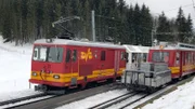 Am Col de Soud: BVB-Zug kreuzt „Müllzug“. Im Winter ist die Bahn das einzige Transportmittel nach oben. Auch die Müllcontainer werden mit der Bahn abtransportiert.