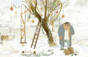 Ernest (re.) behängt gemeinsam mit Celestine (li) den Baum im Garten mit Weihnachtsschmuck.