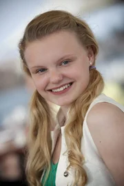 Petra (Maria Dragus), die Austauschstudentin aus Berlin. Sie scheint einsam zu sein, doch ein zugelaufener Hund erleichtert die Kontaktknüpfung zwischen der "Neuen" und den Studenten der National Academy of Dance in Sydney.