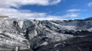 Der Sólheimajökull gehört zum größtem Gletschermassiv Islands. Unter dem kilometerdicken Eispanzer schlummert unter anderem der aktive Vulkan Bardabunga.