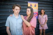 Pub-Besitzerin Gill Templeton (Sophie Stone, M.) braucht die Spenden der Wohltätigkeitsveranstaltung um ihrem an Leukämie erkrankten Sohn Rocco (Baxter Westby, l.) eine Therapie in den USA zu ermöglichen. Außerdem versucht sie, die junge Chantelle (LJ Johnson, r.) von ihm fernzuhalten, um seinen Zustand nicht noch mehr zu verschlechtern.