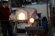 Das Glas hat die Region geprägt. Los gings im 16. Jahrhundert, als die erste Lauschaer Glashütte gebaut wurde und um sie herum der Ort wuchs. Noch heute wird an Hüttenöfen gearbeitet – wie in der Farbglashütte.