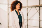 Sylvie (Stéfi Celma) stattet der Werft einen Besuch ab.