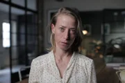 Sue Mor Ben Zvi ist als Rucksacktouristin in Sri Lanka unterwegs, als der Tsunami die Küste erreicht und sie mit sich reißt. Nachdem sie nur knapp mit dem Leben davongekommen ist, versucht sie, mit ihrer Mutter in Israel Kontakt aufzunehmen und hofft inständig, dass sie sie erreichen kann, obwohl alle Kommunikationskanäle zusammengebrochen sind. ÑTsunami: Wettlauf gegen die Zeit“ erzählt die endgültige Geschichte des Tsunamis im Indischen Ozean von 2004 - des tödlichsten in der Geschichte. Als die Welle Sri Lanka erreicht, mehr als 1000 Meilen vom Epizentrum des Erdbebens entfernt, stürzt sie einen vollbesetzten Zug um und macht die Küstenstädte dem Erdboden gleich.