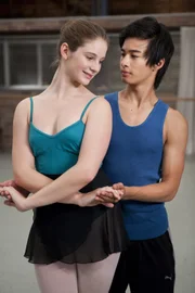 Tara Webster (Xenia Goodwin, li.) die Tanzstudentin der Academy of Dance in Sydney kehrt aus ihren Ferien zurück. Mit Christian (Jordan Rodrigues), ihrem Tanzpartner, ist sie wieder sofort vertraut.