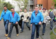 Die Trödelprofis Sükrü Pehlivan (li.), Mauro Corradino (2.v.li.) und Otto Schulte treffen gemeinsam mit den Helfern bei der Familie ein.