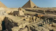 Der Sphinx auf dem Gizeh-Plateau: ein riesiges Monument aus Stein.