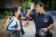 Tarik (Serhat Cokgezen) hat den Mund mal wieder zu voll genommen. Eigentlich hatte er seiner Schwester Kayra (Sila Sahin) versprochen, dass sie mit seiner Hilfe zum Fotografieren in das Haus kann, das in Kürze gesprengt werden soll. Doch Sperrzone ist Sperrzone, auch für die Schwester eines Polizisten.