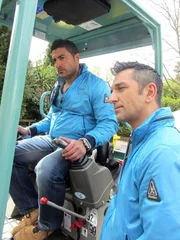 Die Experten Sükrü Pehlivan (li.) und Mauro Corradino gehem mit Bagger gegen den Schrott vor