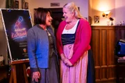 Rosi (Brigitte Walbrun, links) und Ulla (Sabrina Dietel, KLD, rechts) freuen sich über den gelungenen Karaoke-Abend im Brunnerwirt.